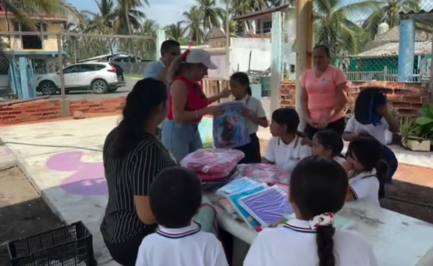 image-15 PRI Colima entrega mochilas y material escolar en Playa de Pascuales